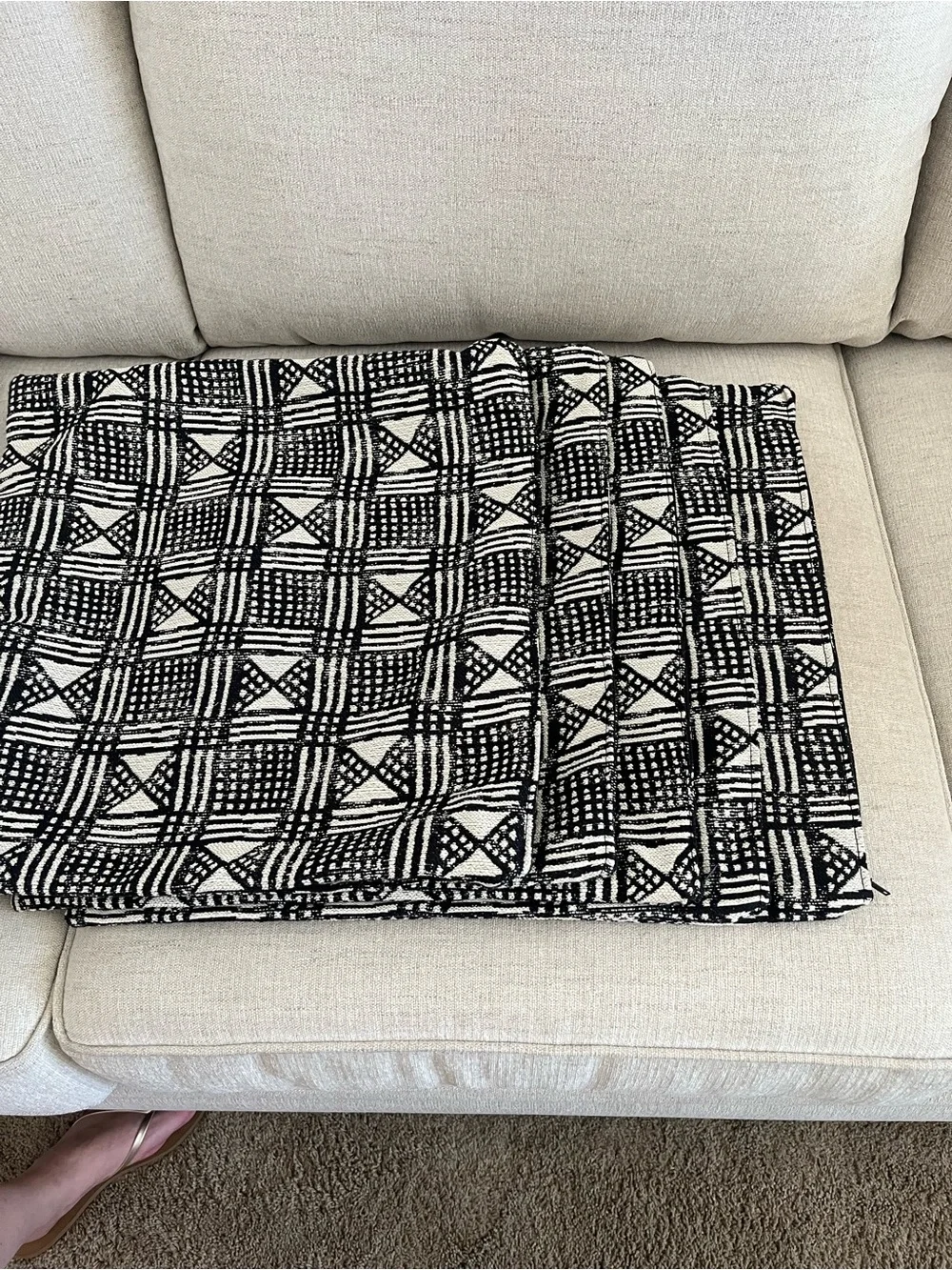 New Living Spaces Black and Cream Patterned Accent Pillow Covera